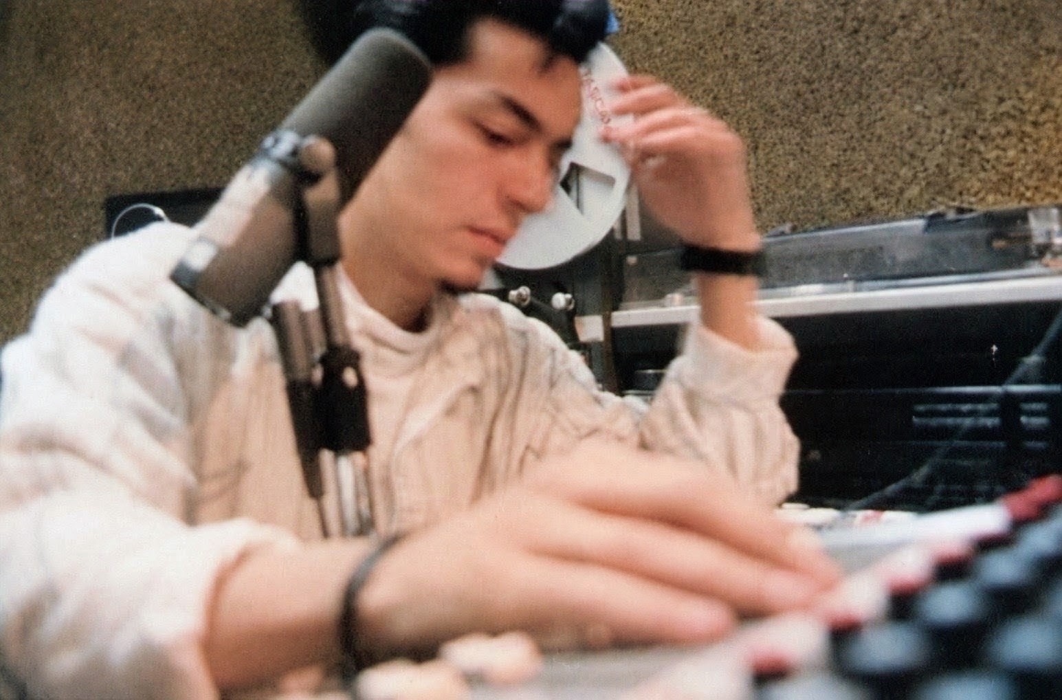Jorge Ortiz Galindo al inicio de su carrera profesional en una cabina de radio, 1990–1991